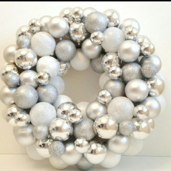 WREATH ORNAMENT - Picture 1 of 1